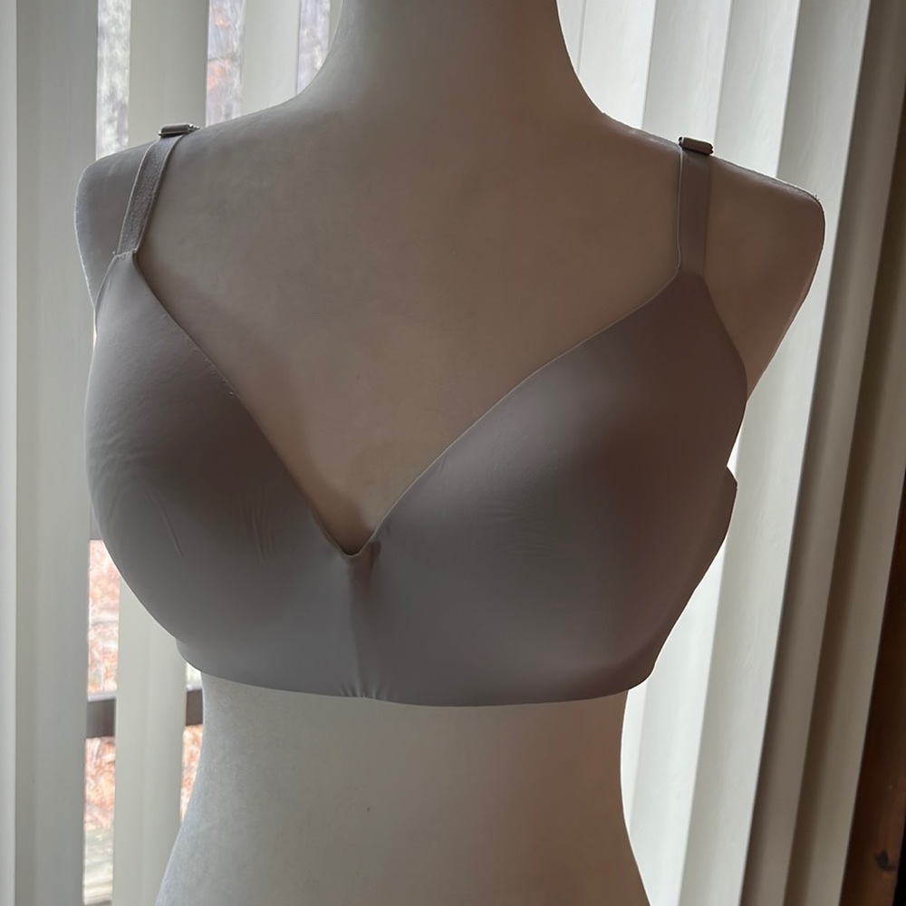 Victoria’s Secret 38D T-Shirt lightly lined wireless bra in light grey.